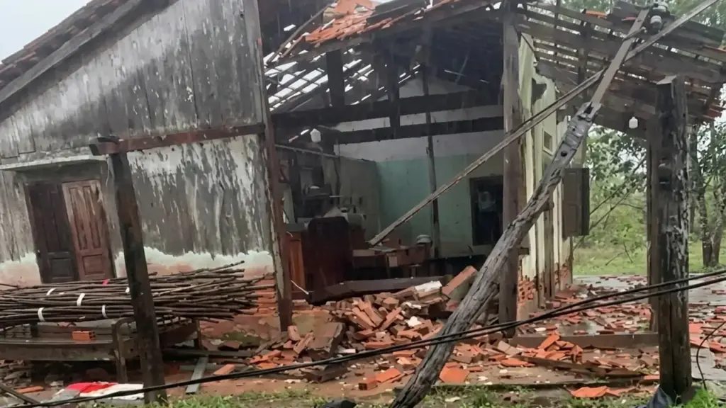 Nhiều nhà bị tốc mái do lốc xoáy ở Lâm Đồng