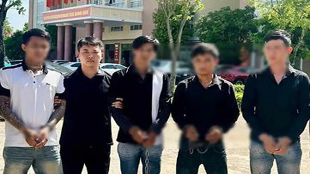 Nhóm công nhân đánh chủ vì chậm thanh toán lương