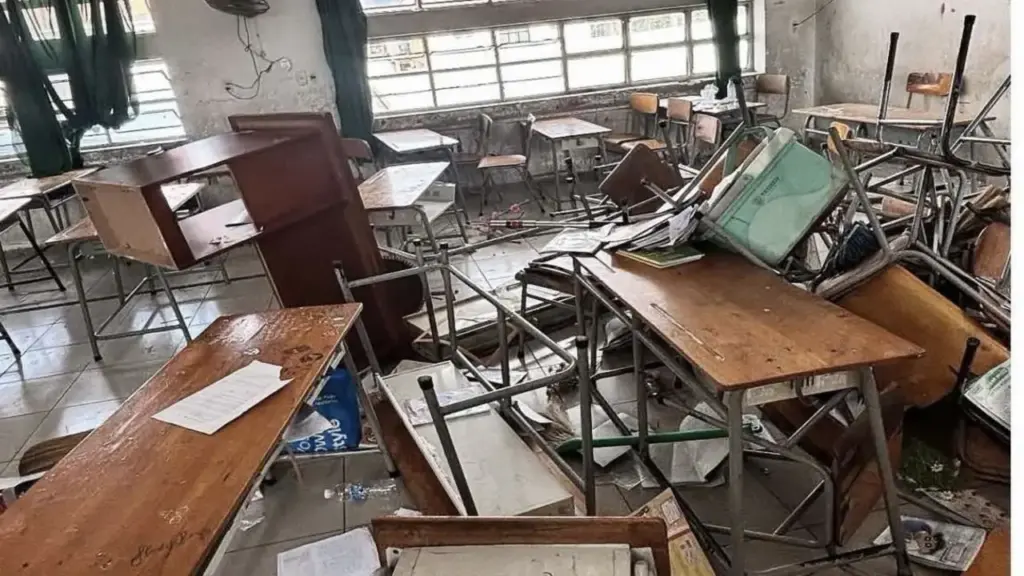 Nhóm học sinh ném bàn ghế làm tan hoang phòng học ở TPHCM