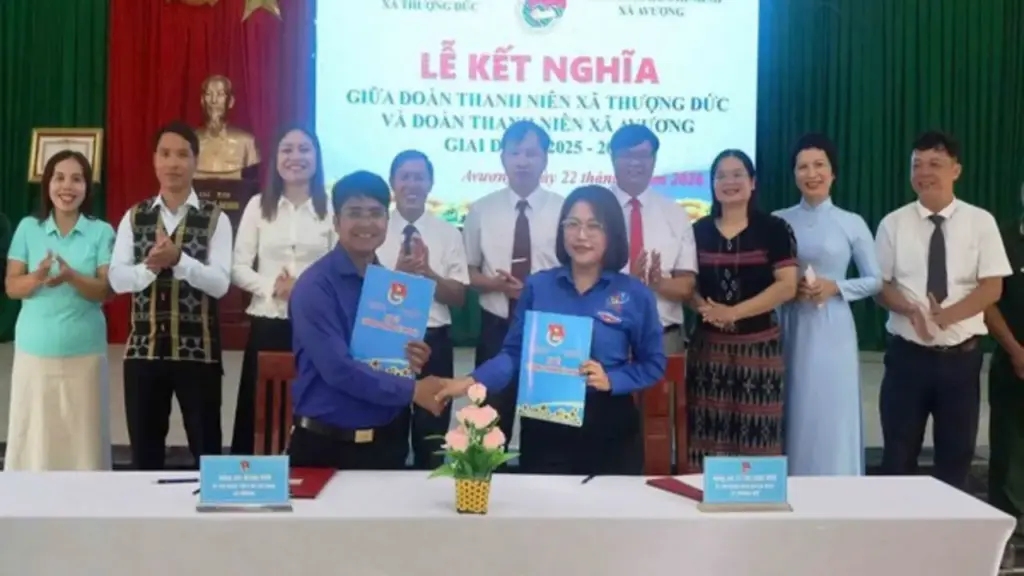 Những cái bắt tay đầy hy vọng ở A Vương