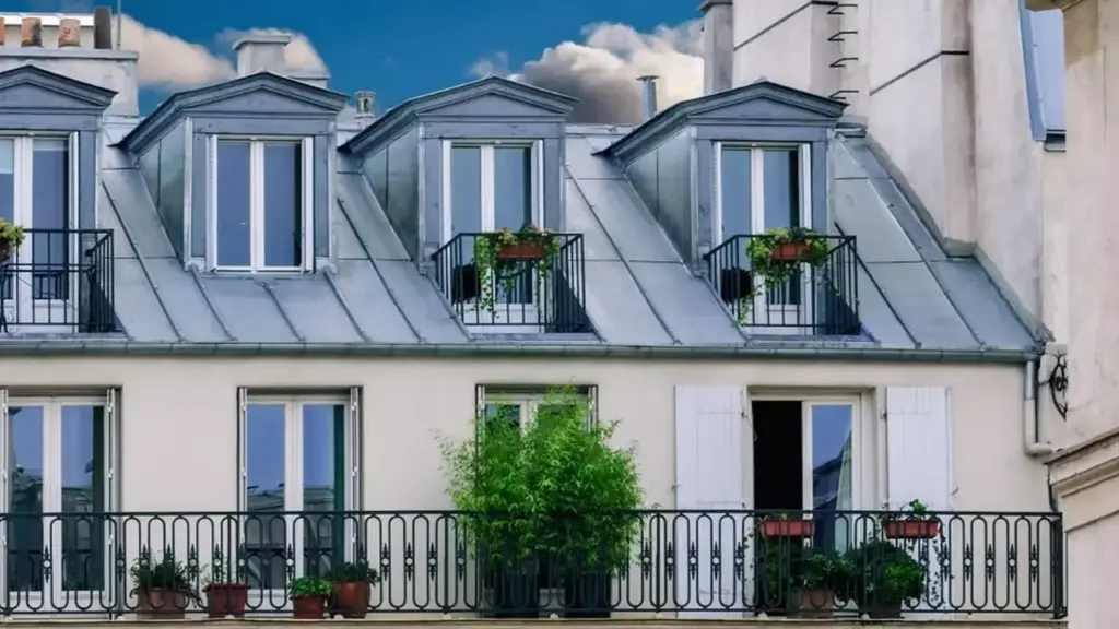 Những căn hộ áp mái ở Paris thành 'lò nướng'