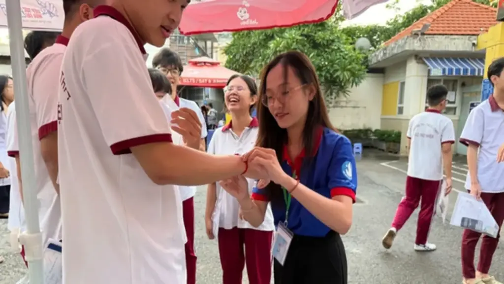 Những chiếc vòng tay đặc biệt cùng thí sinh vượt qua kỳ thi