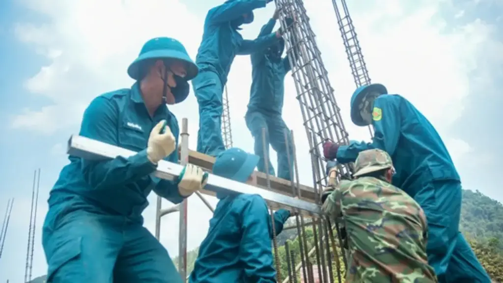 Những người lính 'ăn nắng, ngủ gió' xây ước mơ cho buôn làng trên dãy Trường Sơn