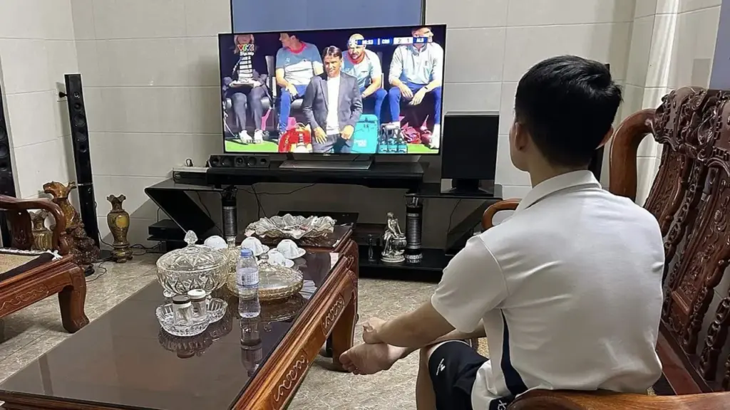 Nỗi sợ mùa World Cup của những bà vợ có chồng thích đỏ đen