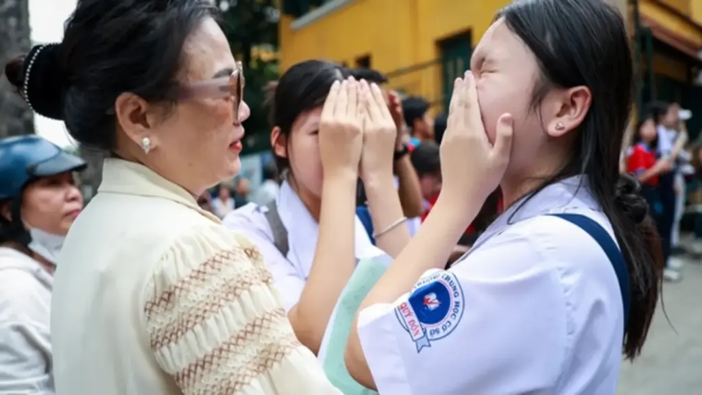 Nụ cười và nước mắt của sĩ tử TP.HCM sau môn toán tuyển sinh lớp 10