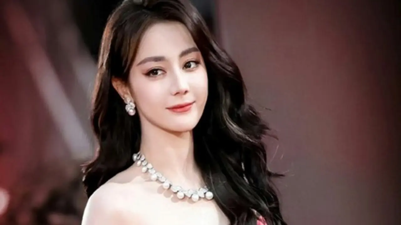 Nữ diễn viên Địch Lệ Nhiệt Ba gây sốt khi trở lại thảm đỏ