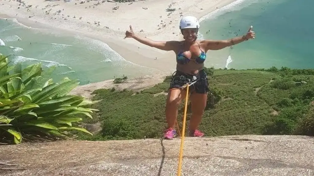 Nữ du khách Brazil mải xịt thuốc, trượt chân rơi xuống vực sâu 30m tử vong