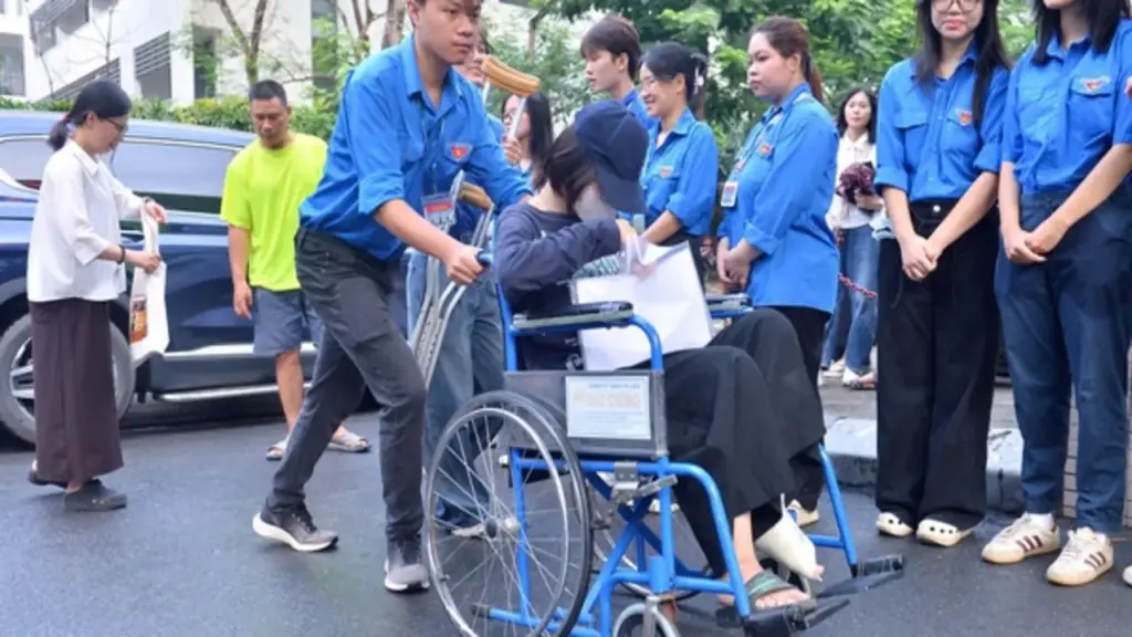 Nữ sinh Hà Nội ngồi xe lăn vào phòng thi tốt nghiệp THPT
