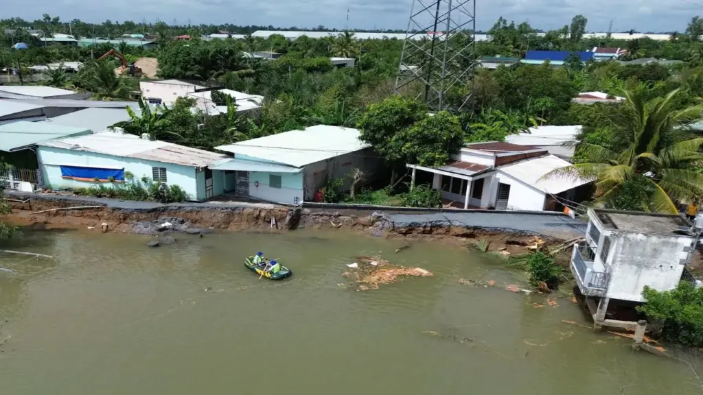 "Nửa đêm nghe tiếng đùng đùng, đoạn đường nhựa đã rơi xuống sông"