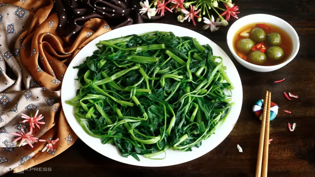 Nửa năm ăn rau luộc để giảm béo, bé gái 11 tuổi chỉ còn 25 kg