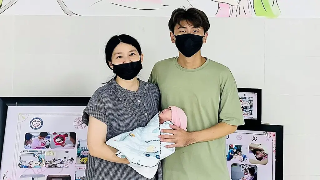 Nuôi sống bé gái sinh non nặng 720 gram