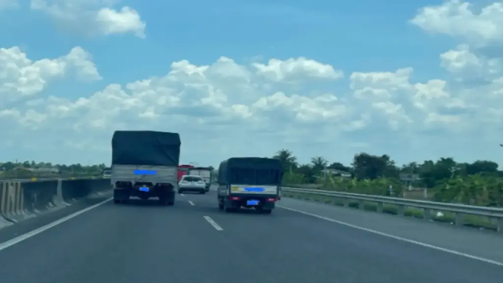 Nút thắt 'ôtô chạy rùa bò chiếm làn trái cao tốc'