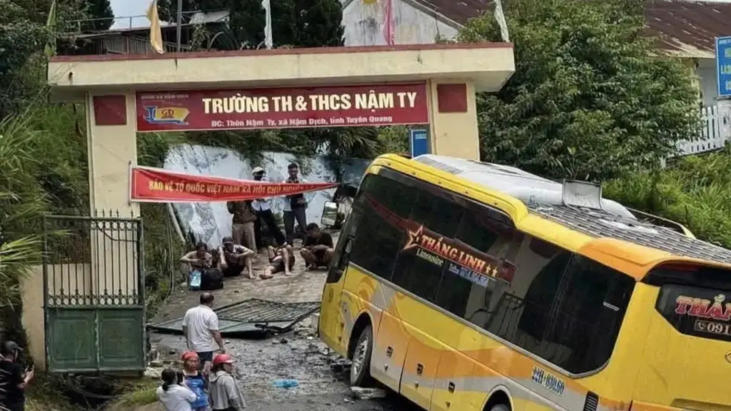 Ô tô khách mất phanh tông vào cổng trường học ở Tuyên Quang