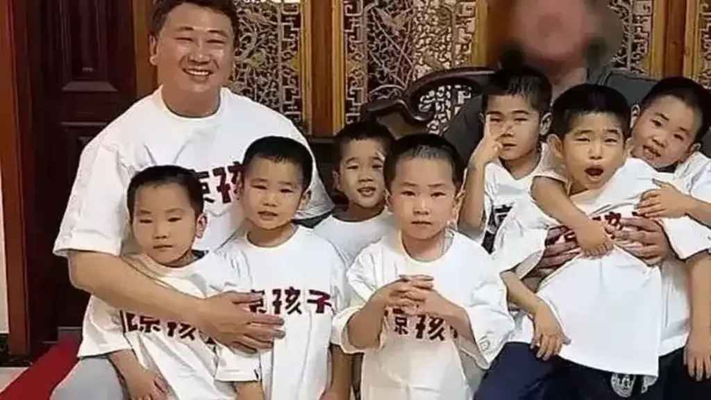 Ông bố giám đốc nghỉ việc ở nhà chăm đàn con sinh 7