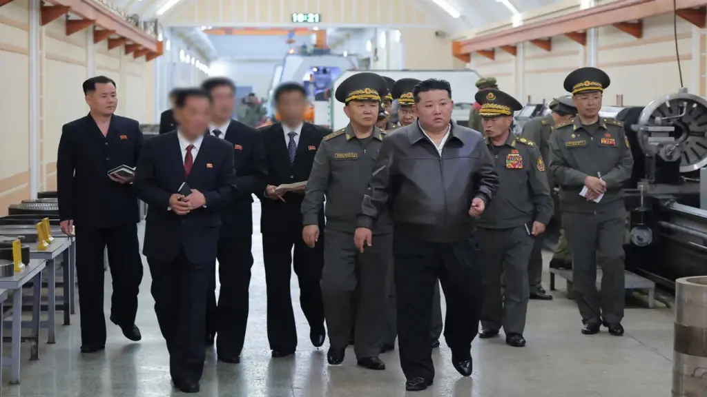 Ông Kim Jong-un tuyên bố đẩy nhanh tốc độ tăng cường sức mạnh quân sự