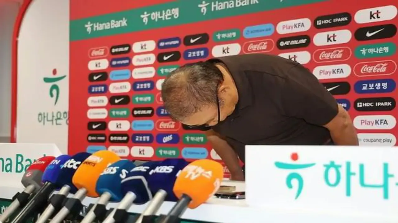 Ông Park Hang Seo cúi đầu xin lỗi sau khi Hàn Quốc bị loại khỏi World Cup 2026