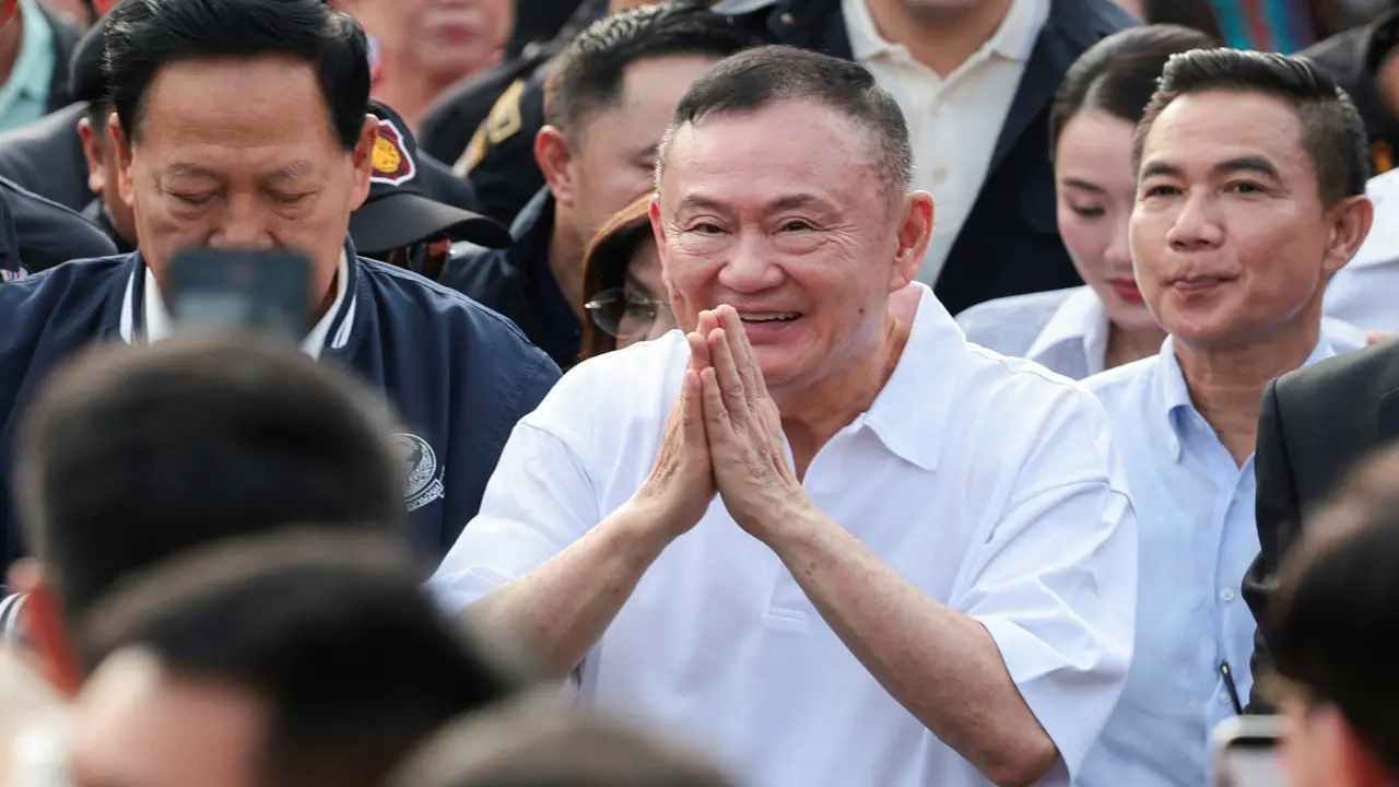 Ông Thaksin được ân xá, tháo vòng giám sát sớm ba tháng