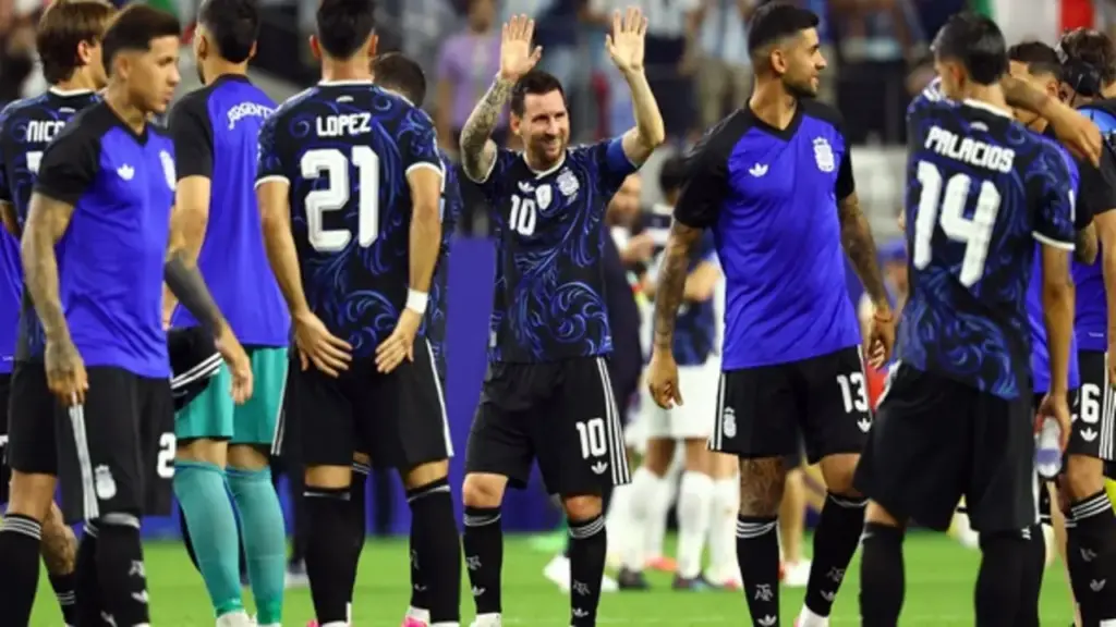 ‘Ông trời’ khéo sắp lịch, Messi phá tiếp kỷ lục lịch sử World Cup đúng ngày Ronaldo ‘biến mất’