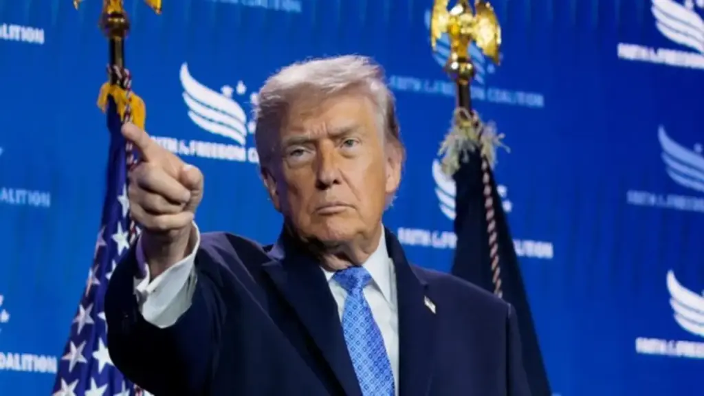 Ông Trump cảnh báo Iran 'sẽ không còn tồn tại' nếu tiếp tục tấn công tàu