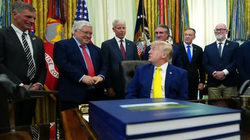 Ông Trump công bố gói cứu trợ 700 triệu USD vực dậy ngành than