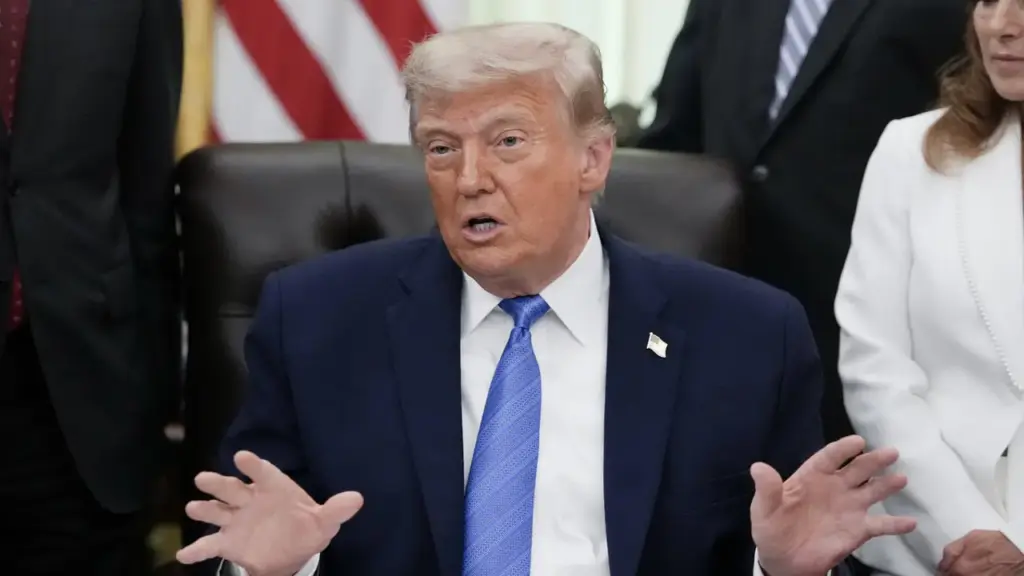 Ông Trump dọa áp thuế nhập khẩu 100% với nhiều nước
