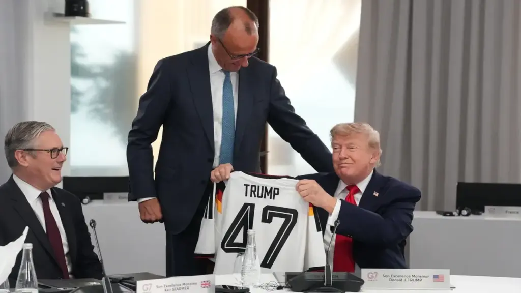 Ông Trump được tặng áo đấu, xe đạp khi dự hội nghị G7