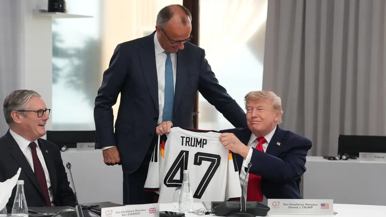Ông Trump được tặng áo đấu, xe đạp khi dự hội nghị G7