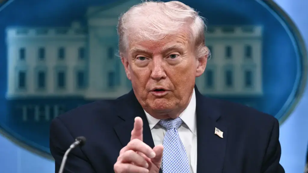 Ông Trump giục giảm ngay giá xăng