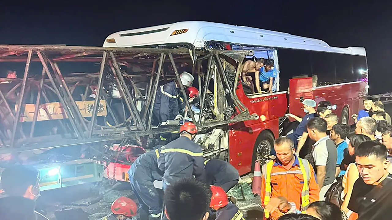 Ôtô khách tông xe đầu kéo trên cao tốc, 9 người bị thương