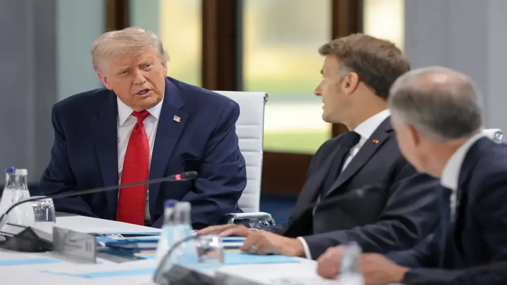 Phản ứng bất ngờ của Tổng thống Trump khi đến muộn cuộc họp G7