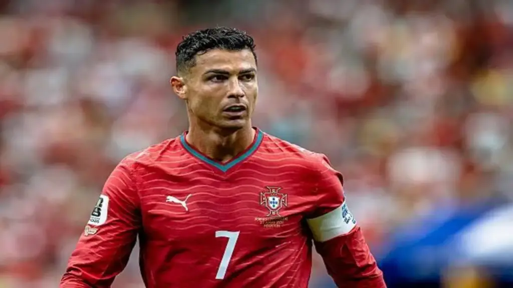 Phản ứng của Ronaldo khi nhận câu hỏi liên quan đến Messi