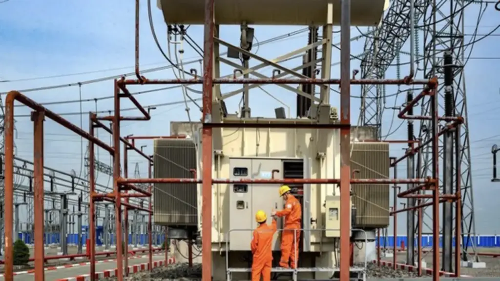 Phía sau dòng điện không gián đoạn là những hy sinh thầm lặng