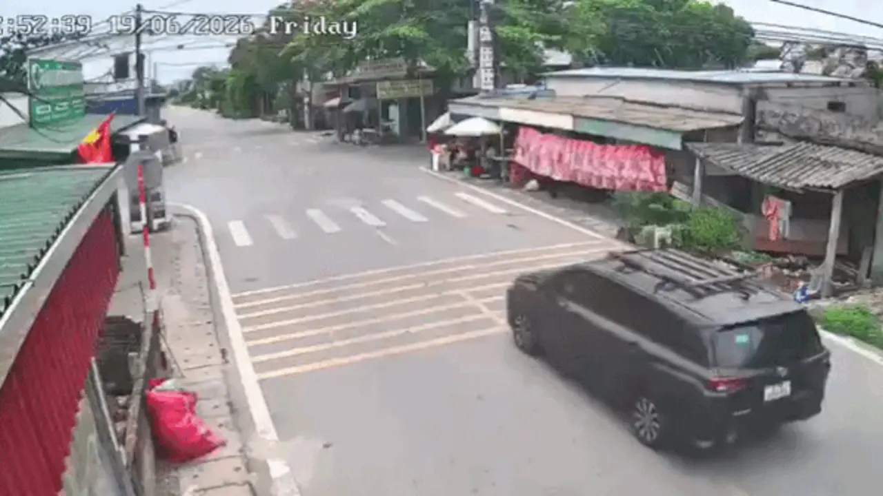 Phóng như bay qua ngã tư, ôtô con đâm văng xe tải vào nhà dân