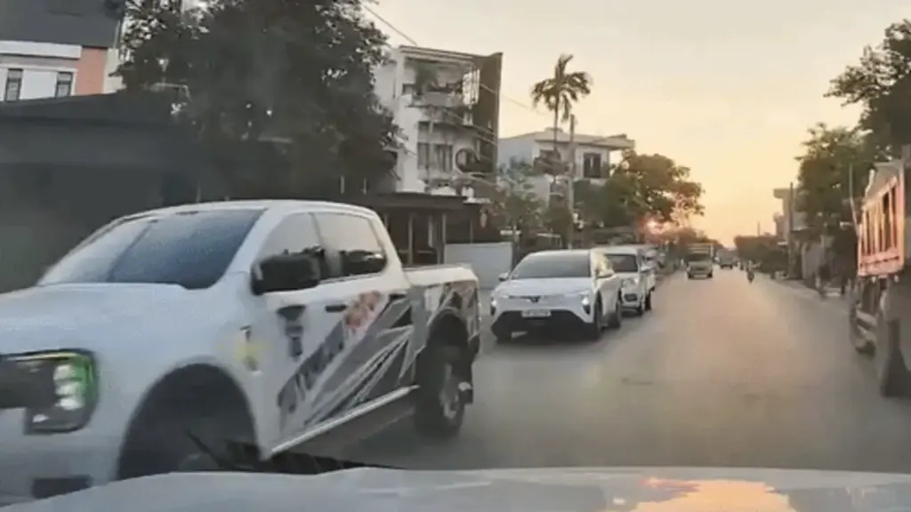 Phóng ra đường từ góc khuất, xe máy bị húc ngã