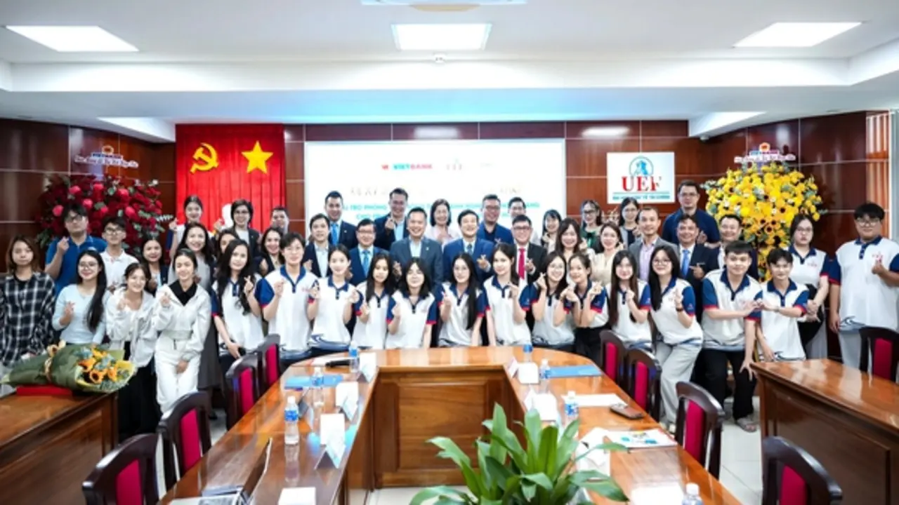Phòng thực hành hơn 1 tỉ đồng mô phỏng nghiệp vụ ngân hàng cho sinh viên