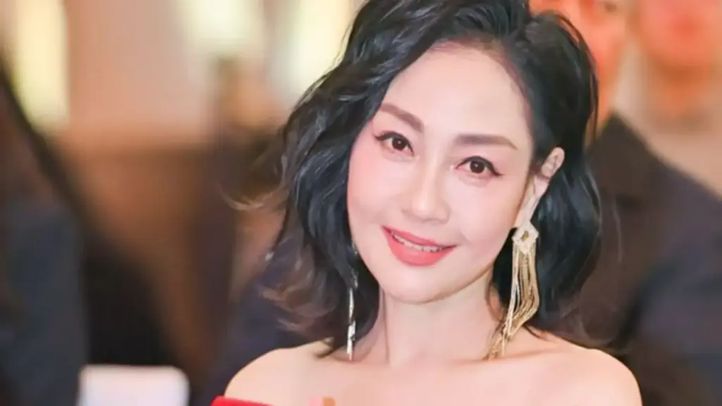 "Phú bà ẩn danh" của showbiz, U60 vẫn độc thân quyến rũ