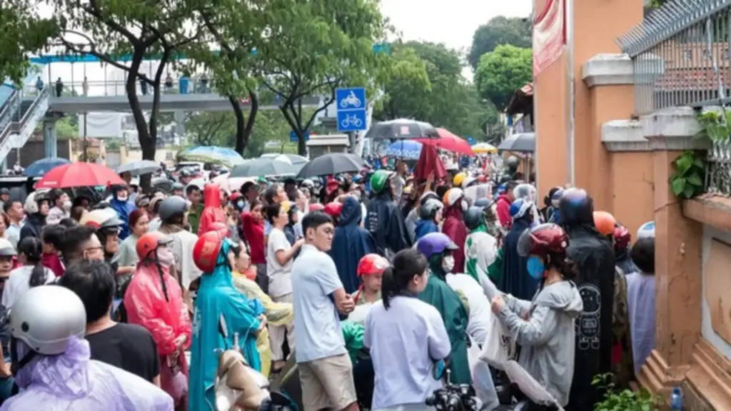 Phụ huynh TP.HCM 'đội nắng', 'hứng mưa', chờ đón con thi lớp 10 đến tối
