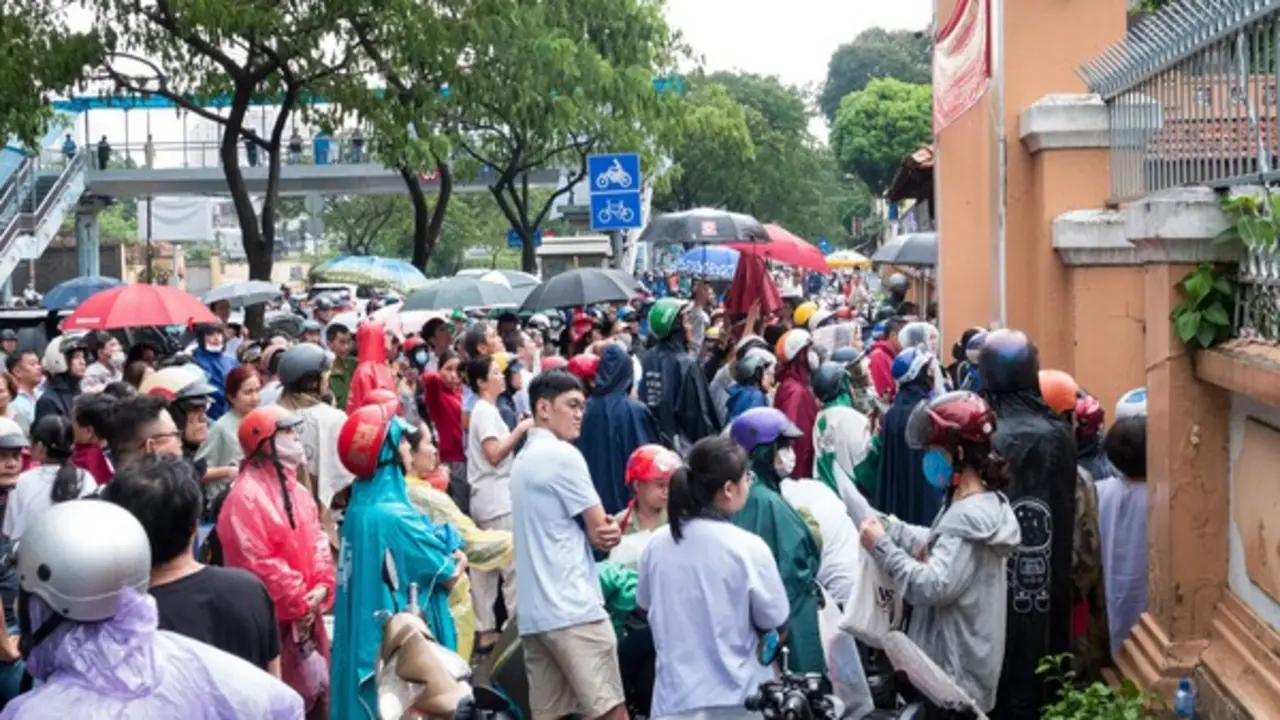 Phụ huynh TP.HCM 'đội nắng', 'hứng mưa', chờ đón con thi lớp 10 đến tối