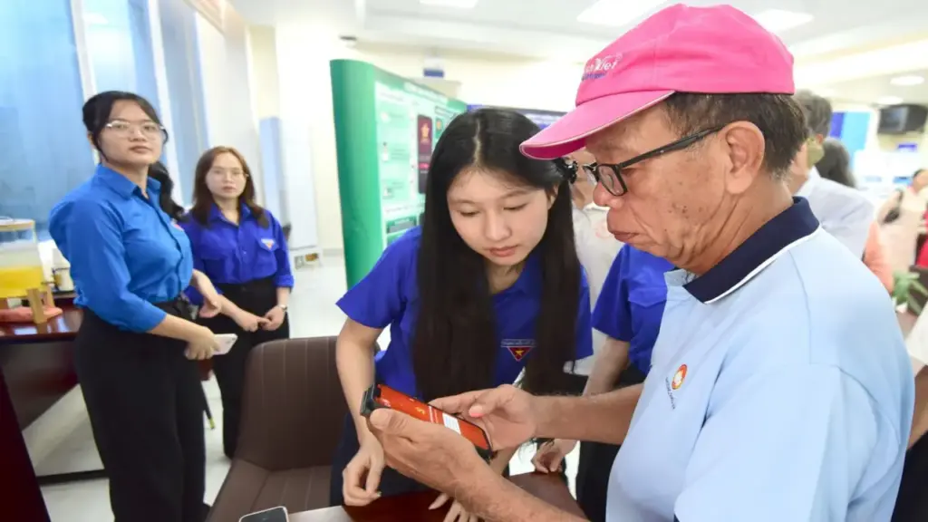 Phường Tân Mỹ đến từng nhà giúp người dân chuyển đổi số, nhận biết thủ đoạn lừa đảo