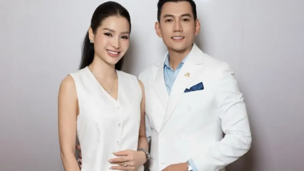 Phương Trinh Jolie rạng rỡ đến ủng hộ chồng kém tuổi lấn sân kinh doanh