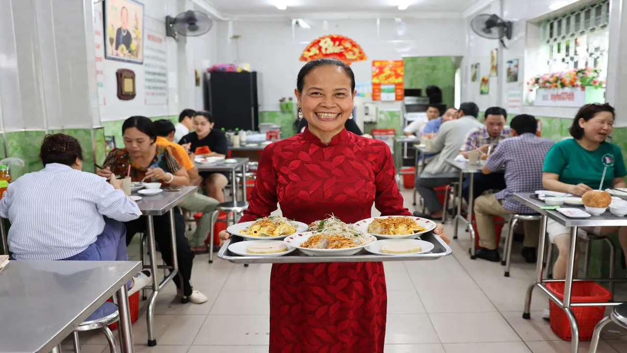 Quán bánh cuốn 65 tuổi được Michelin vinh danh 'ăn ngon, giá phải chăng'