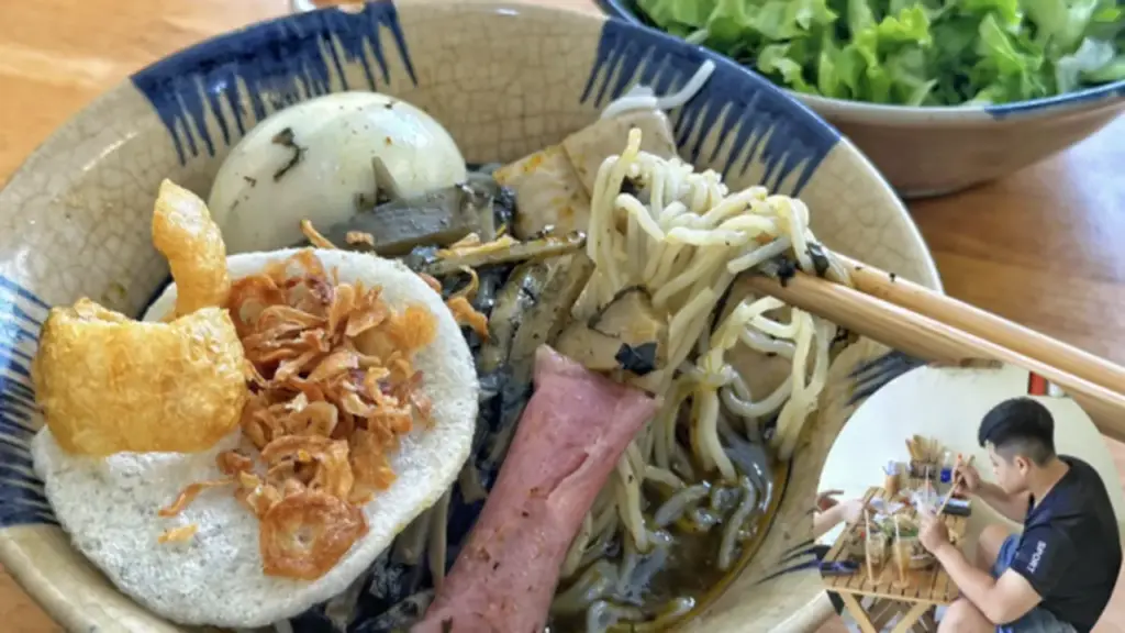 Quán bún cua thối Gia Lai hiếm có ở TP.HCM: 'Thum thủm mà… lỡ ghiền!'