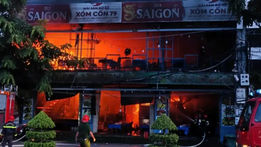Quán hải sản ở Nha Trang cháy dữ dội, nhiều tài sản bị thiêu rụi