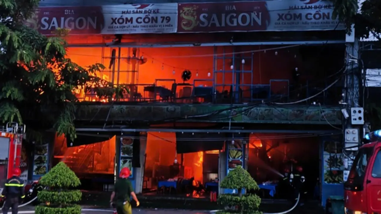 Quán hải sản ở Nha Trang cháy dữ dội, nhiều tài sản bị thiêu rụi