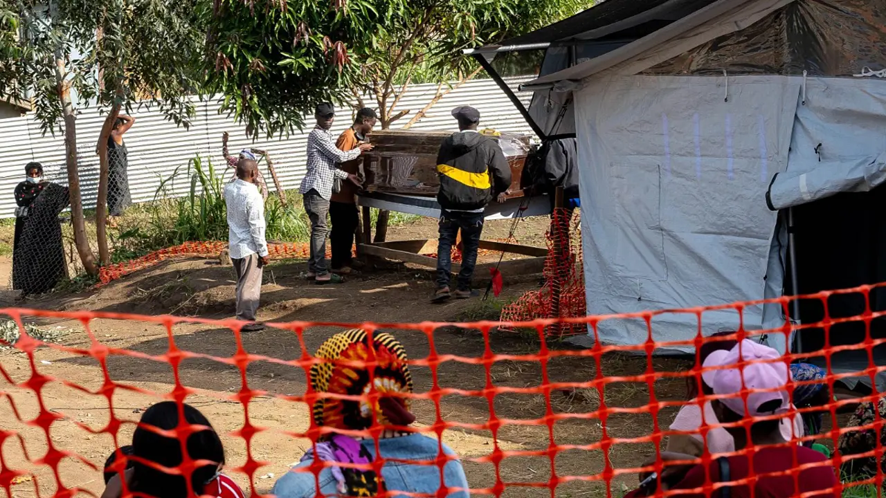 'Quan tài bị nguyền rủa' và thị trấn đào vàng trong tâm dịch Ebola