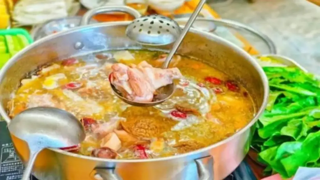 Quang cảnh bên trong gây sốc của quán lẩu gà từng "van xin khách đừng tới"