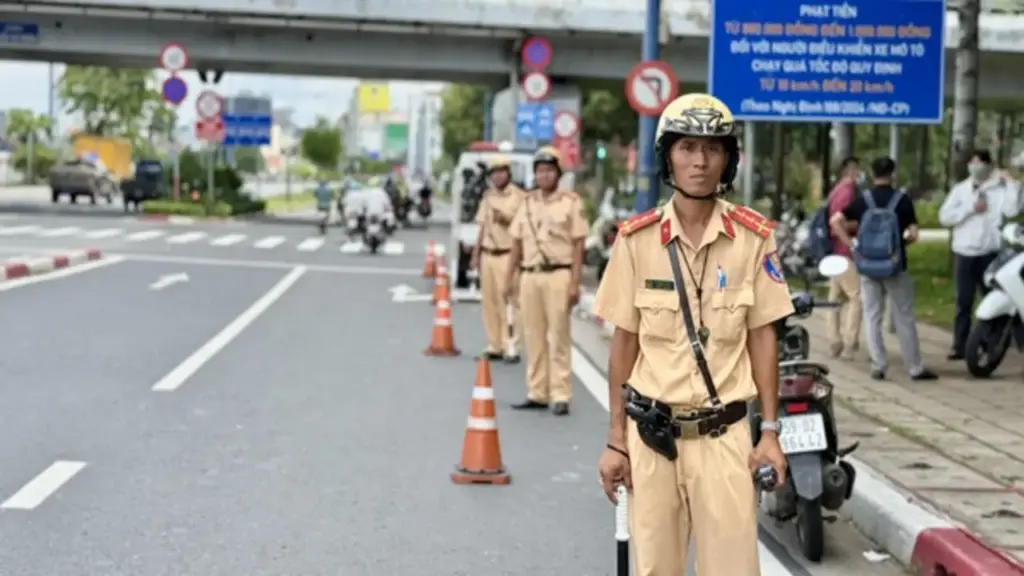 Quay đầu khi đèn rẽ trái màu đỏ có bị phạt? Cục CSGT lên tiếng