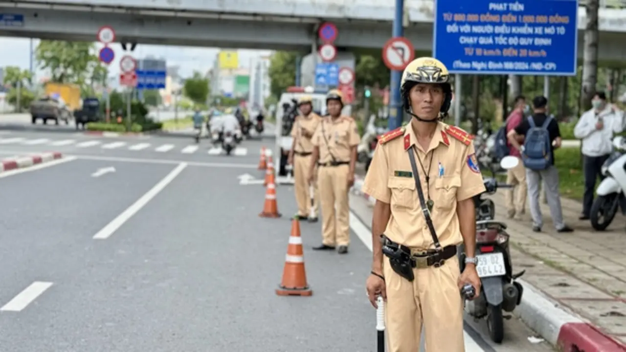 Quay đầu khi đèn rẽ trái màu đỏ có bị phạt? Cục CSGT lên tiếng