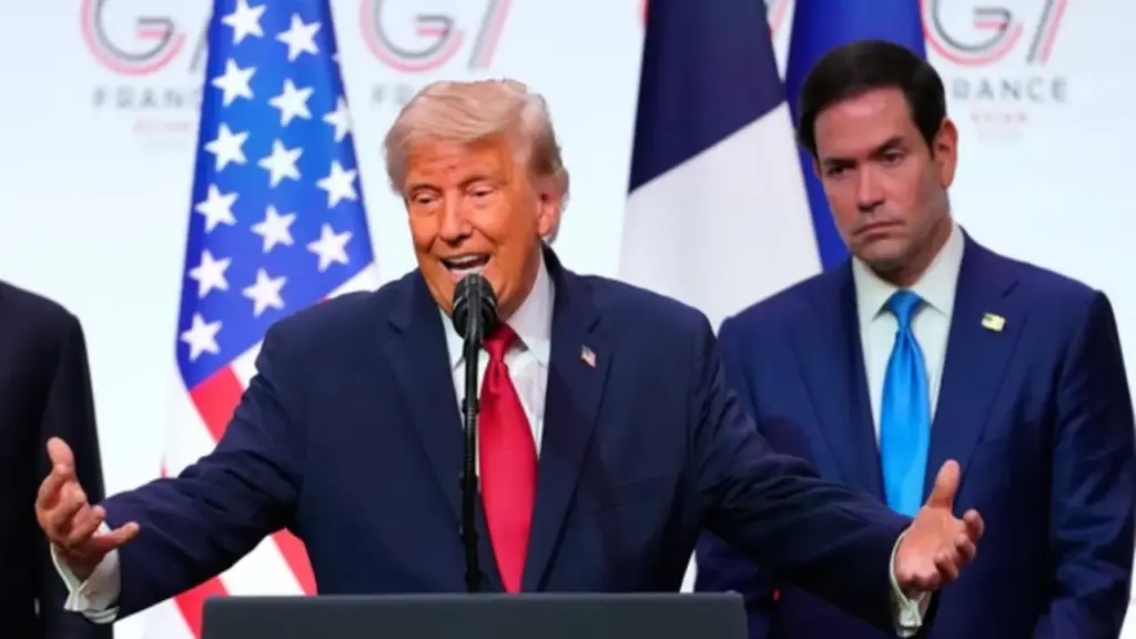 'Quay xe' về chương trình tên lửa Iran, ông Trump bị chỉ trích kịch liệt