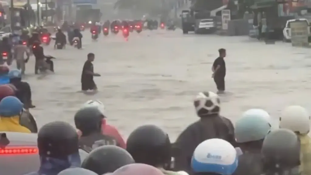 Quốc lộ 51 'thành sông' sau mưa lớn